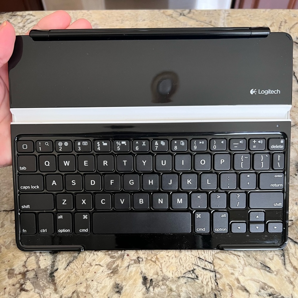 Logitech Ultrathin Keyboard Cover - Picture 3 of 10